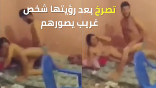 فتاة جزائرية تناك من حبيبها و تصرخ بعد رؤيتها شخص غريب يصورهم video